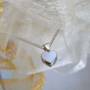 pendentif cœur en nacre sur une chaine en argent