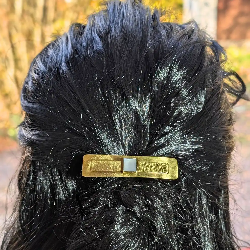 BARRETTE EN NACRE 2 barrette clip avec un serti en nacre et laiton sur une chevelure noire