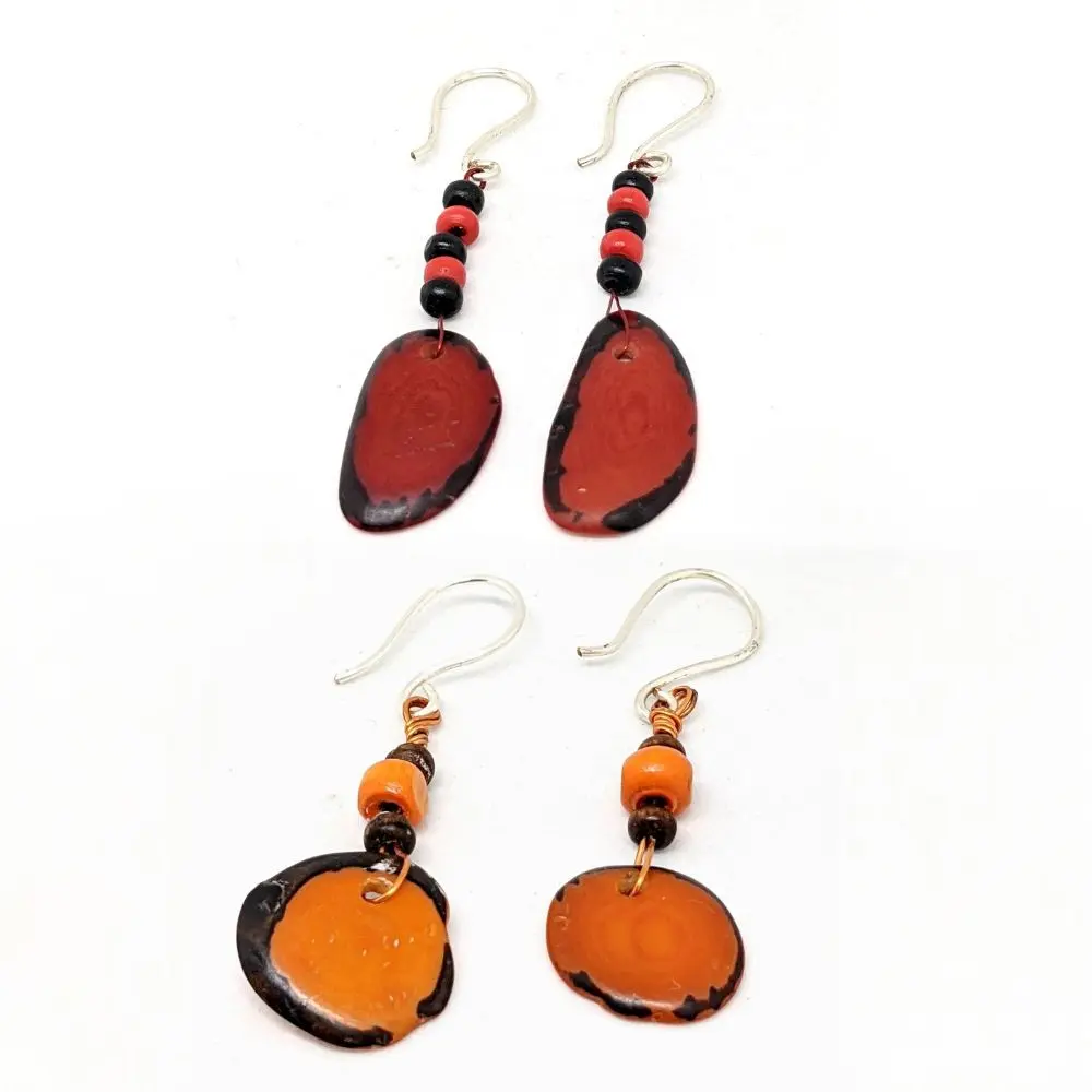 BOUCLES D'OREILLES EN IVOIRE VÉGÉTAL 3 boucles d'oreilles en ivoire végétal rouge et orange