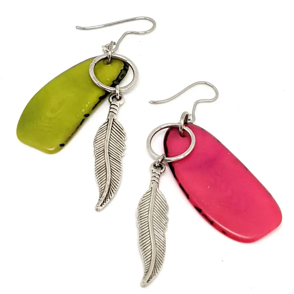 BOUCLES D'OREILLES PLUMES et tagua 2 boucles d'oreilles plumes et tagua