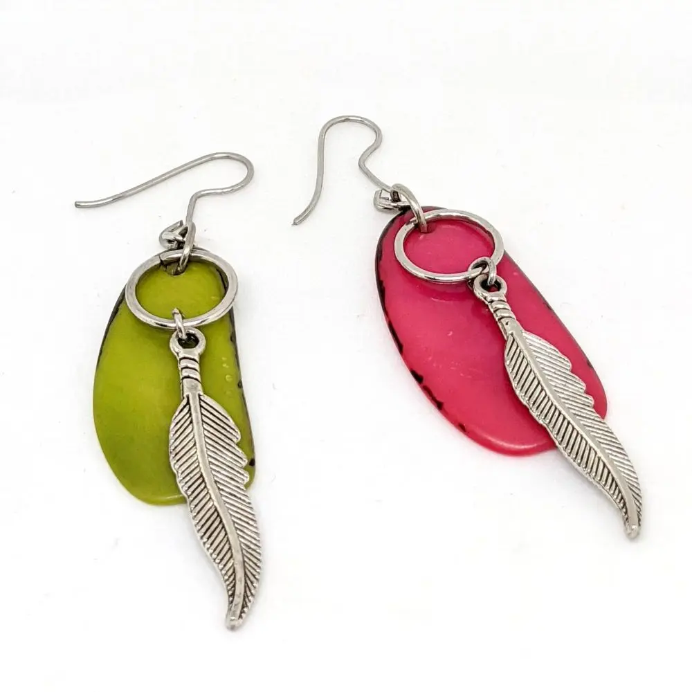 BOUCLES D'OREILLES PLUMES et tagua 4 boucles d'oreilles plumes en acier et tagua