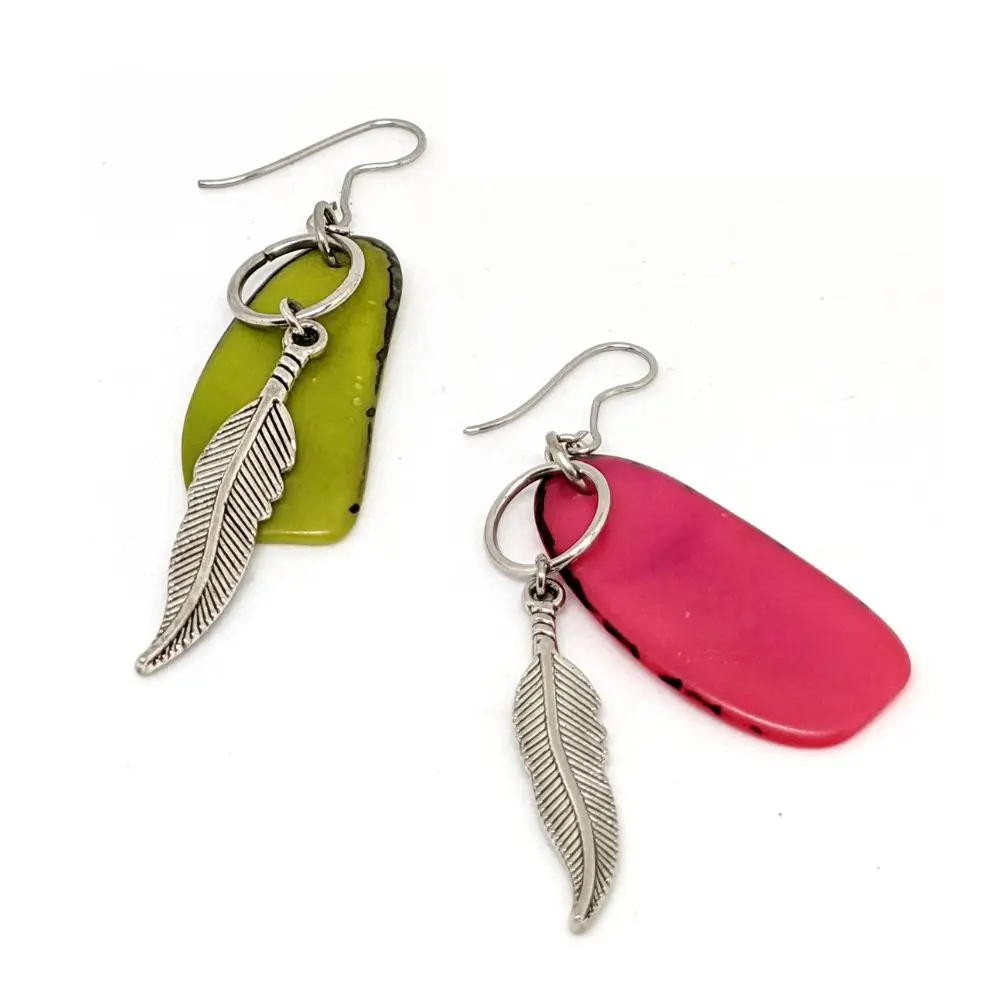 BOUCLES D'OREILLES PLUMES et tagua 3 boucles d'oreilles plumes et tagua rose et vert