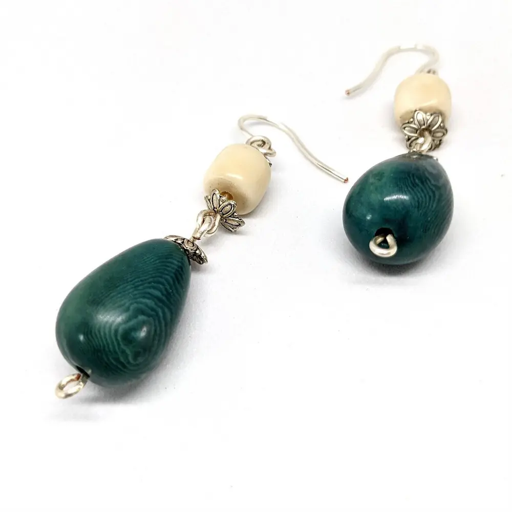 BOUCLES D'OREILLES GOUTTES en tagua 3 boucles d'oreilles perles tagua crèmes et vertes