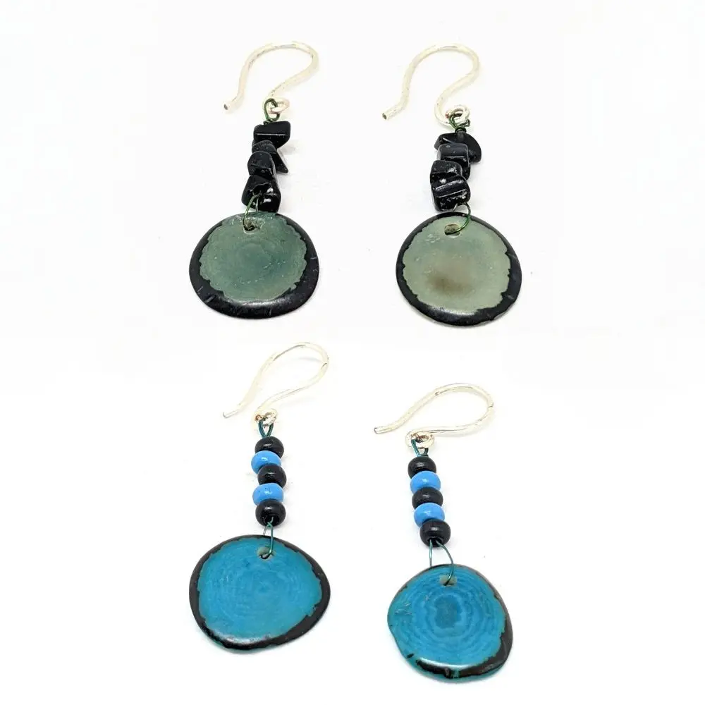 BOUCLES D'OREILLES EN IVOIRE VÉGÉTAL 2 boucles d'oreilles en ivoire végétal vert et bleu