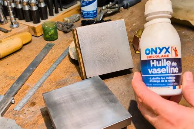 Tas en acier protégés par de l'huile de vaseline