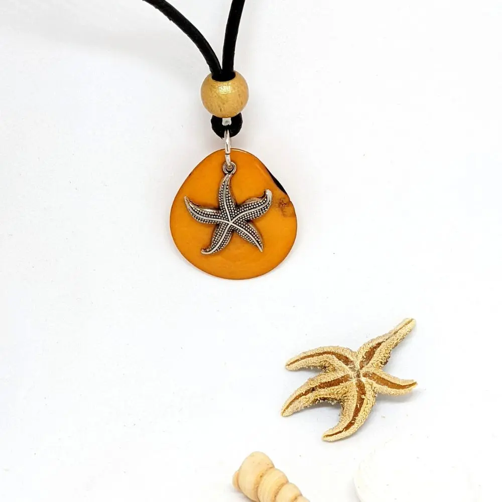 PENDENTIF ÉTOILE DE MER et tagua 4 pendentif étoile de mer et tagua et cordon de cuir