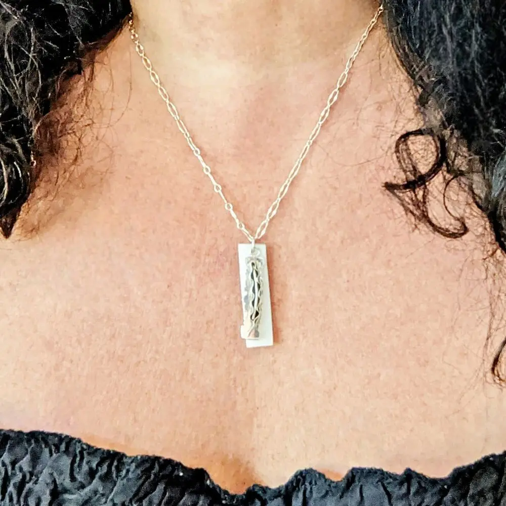 PENDENTIF NACRE ET FEUILLE en argent 925 4 pendentifs nacre et feuille sur un buste de femme brune