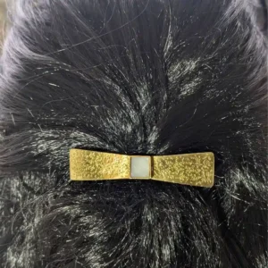 barrette dorée en laiton, noeud et nacre sur cheveux noirs