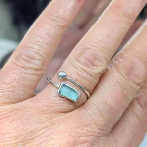 bague en verre de mer sur une main