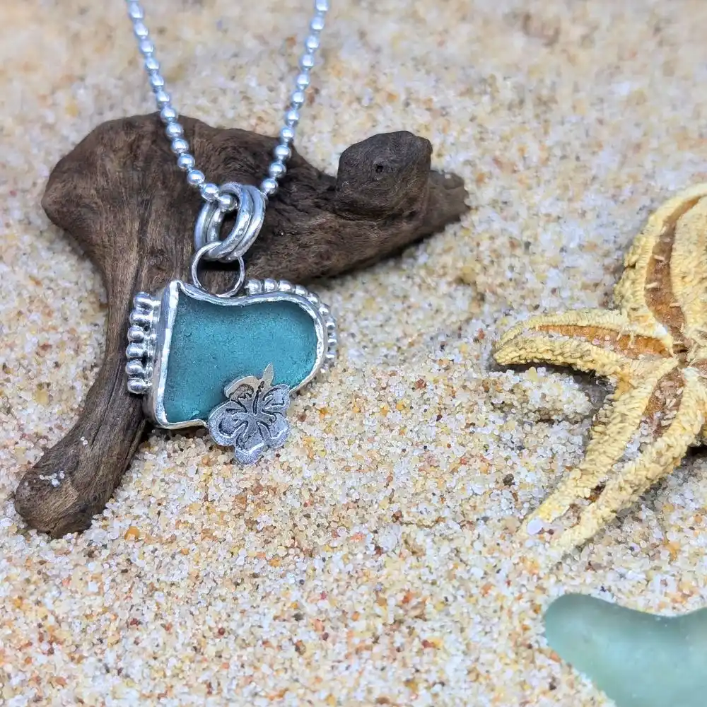 COLLIER VERRE DE MER ET FLEUR D'HIBISCUS en argent 925 2 collier coeur en verre de mer et fleur d'hibiscus