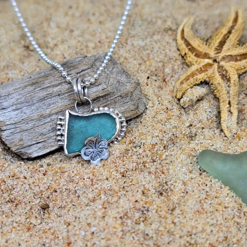 COLLIER VERRE DE MER ET FLEUR D'HIBISCUS en argent 925 4 collier verre de mer et fleur d'hibiscus
