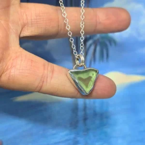 PENDENTIF TRIANGLE EN VERRE POLI, argent 925 2 pendentif triangle en verre poli, coeur en fond et argent massif
