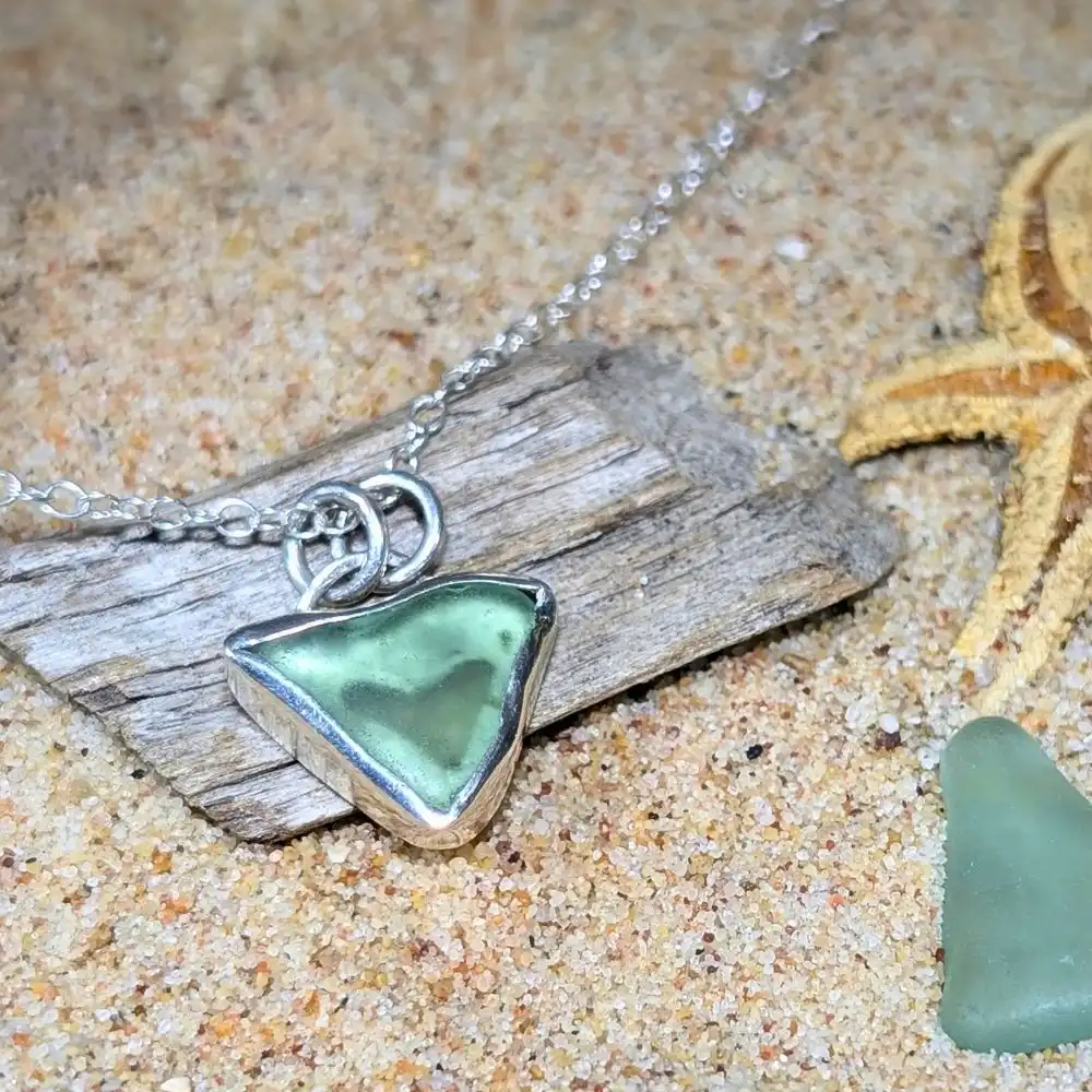 PENDENTIF TRIANGLE EN VERRE POLI, argent 925 4 pendentif triangle en verre poli et argent 925