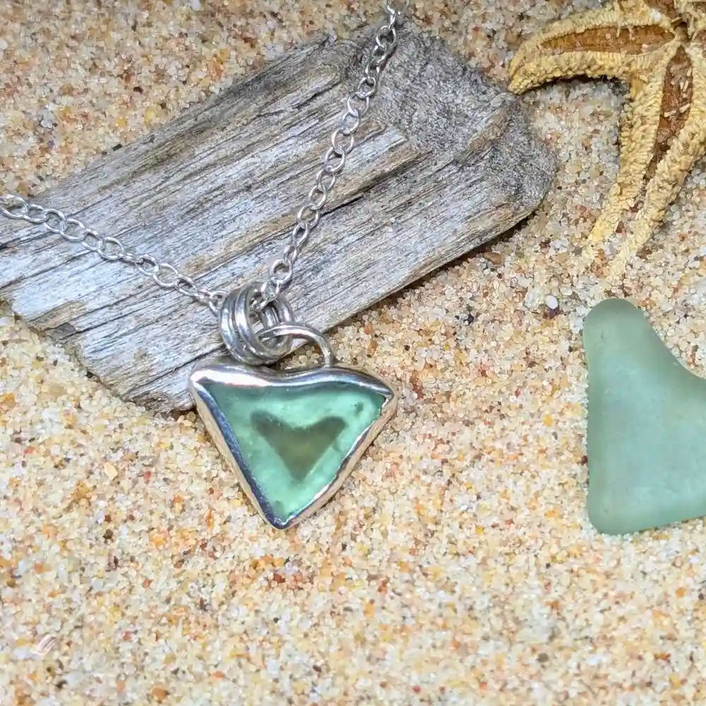 PENDENTIF TRIANGLE EN VERRE POLI, argent 925 3 pendentif triangle en verre poli et argent massif