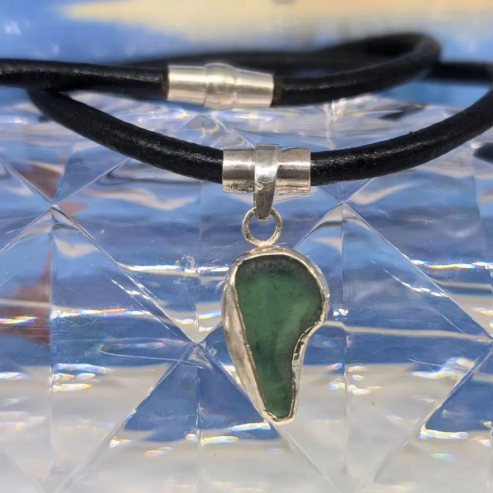 RAS DE COU CUIR ET PENDENTIF EN VERRE DE MER, argent 925 1 RAS DE COU CUIR ET PENDENTIF EN VERRE DE MER, argent 925