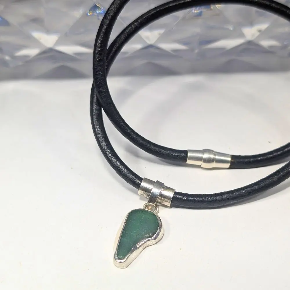 RAS DE COU CUIR ET PENDENTIF EN VERRE DE MER, argent 925 4 RAS DE COU CUIR ET PENDENTIF EN VERRE DE MER, argent 925 – Image 5