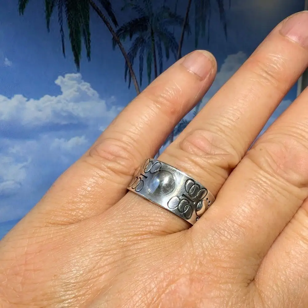 BAGUE ETHNIQUE RÉGLABLE en argent 925 4 bague ethnique réglable sur l'annulaire d'une main de femme