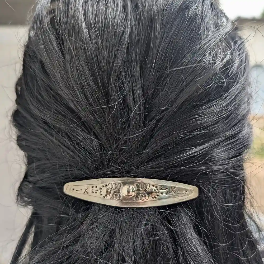 BARRETTE AUX GRAVURES ETHNIQUES 3 barrette gravée sur des cheveux noirs