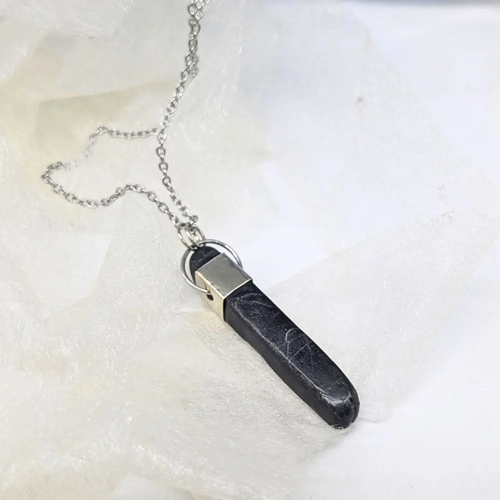 COLLIER PIERRE NOIRE 3 collier pierre noire cerclée d'acier