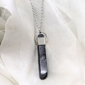 collier pierre noire et chaine en acier