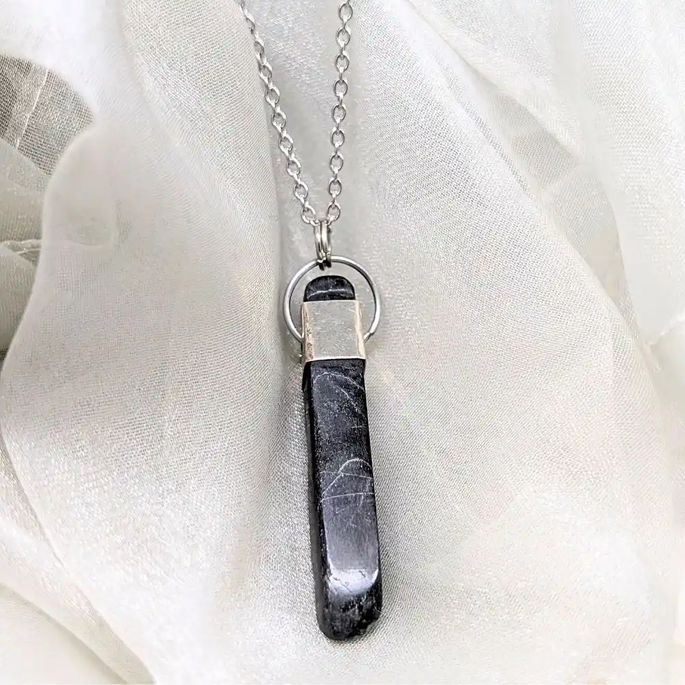 COLLIER PIERRE NOIRE 1 collier pierre noire et chaine en acier