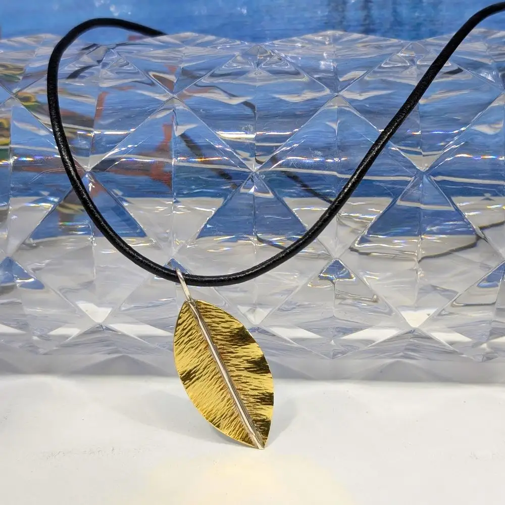 PENDENTIF FEUILLE & cordon de cuir 2 pendentif feuille dorée sur cordon de cuir