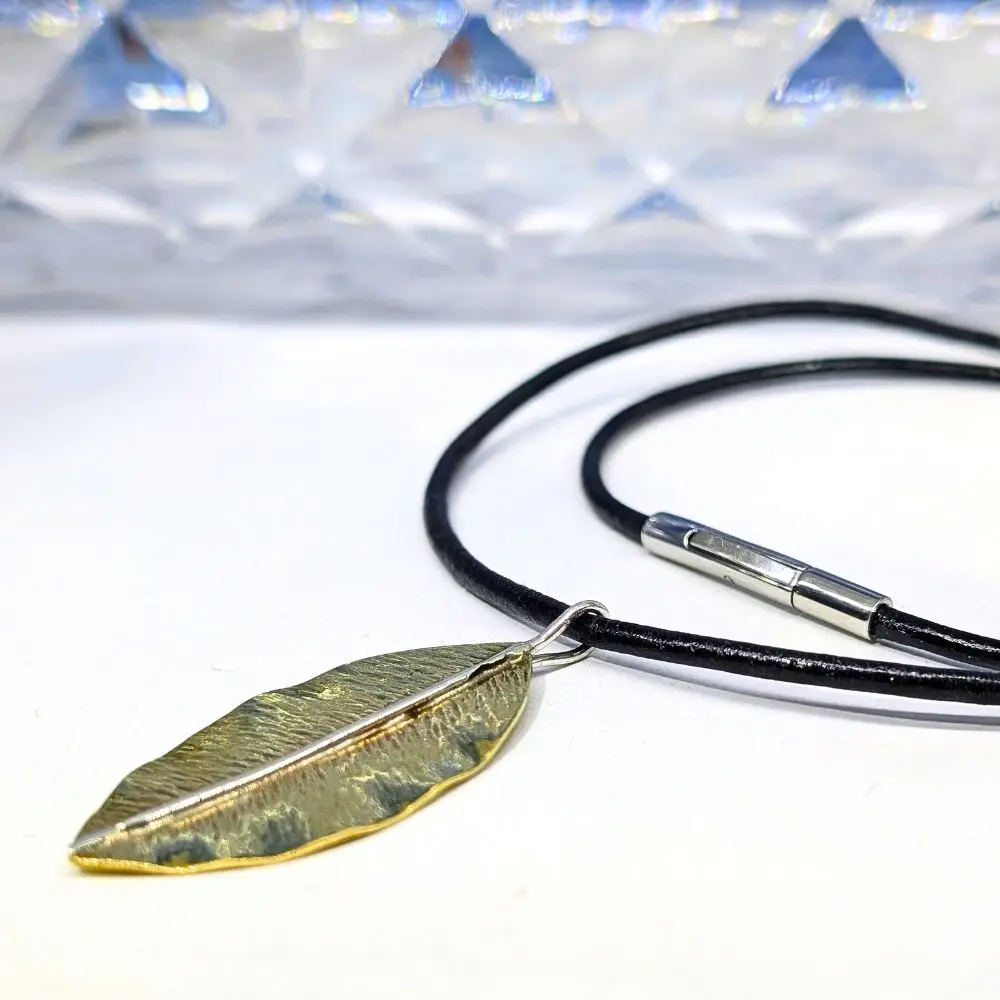PENDENTIF FEUILLE & cordon de cuir 1 pendentif feuille laiton et argent