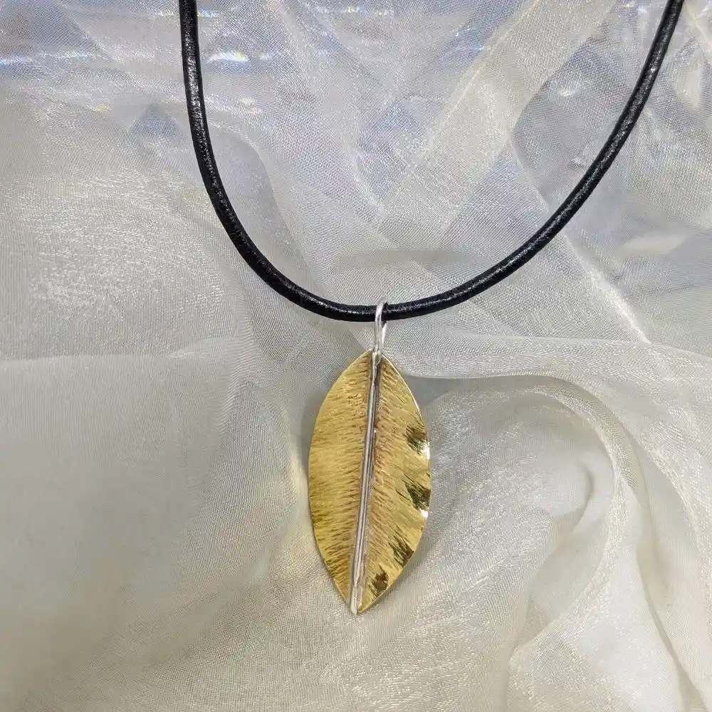 PENDENTIF FEUILLE & cordon de cuir 4 pendentif feuille en laiton sur cordon de cuir