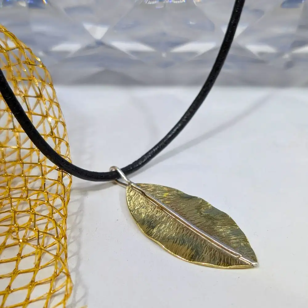 PENDENTIF FEUILLE & cordon de cuir 3 pendentif feuille sur cordon de cuir