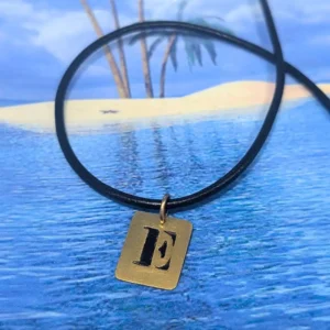 collier initiale en laiton