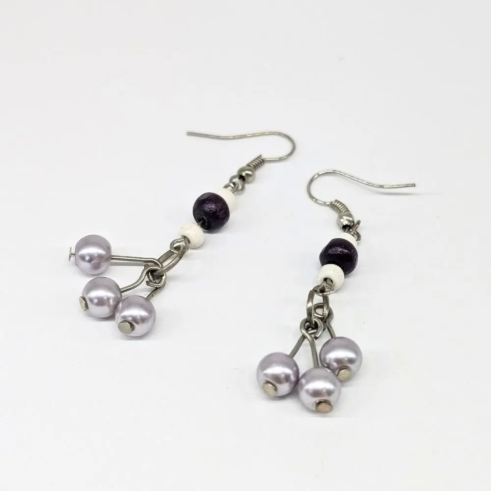 BOUCLES D'OREILLES EN PERLES FANTAISIE 2 boucles d'oreilles en perles fantaisie blanc, marron et nacré