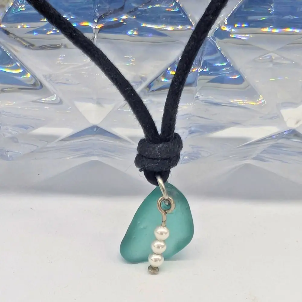 PETIT PENDENTIF PERLES SUR VERRE DE MER 4 petit pendentif perles sur verre de mer