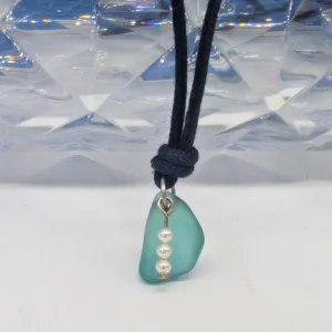 petit pendentif trois perles blanches et verre de mer bleu-vert
