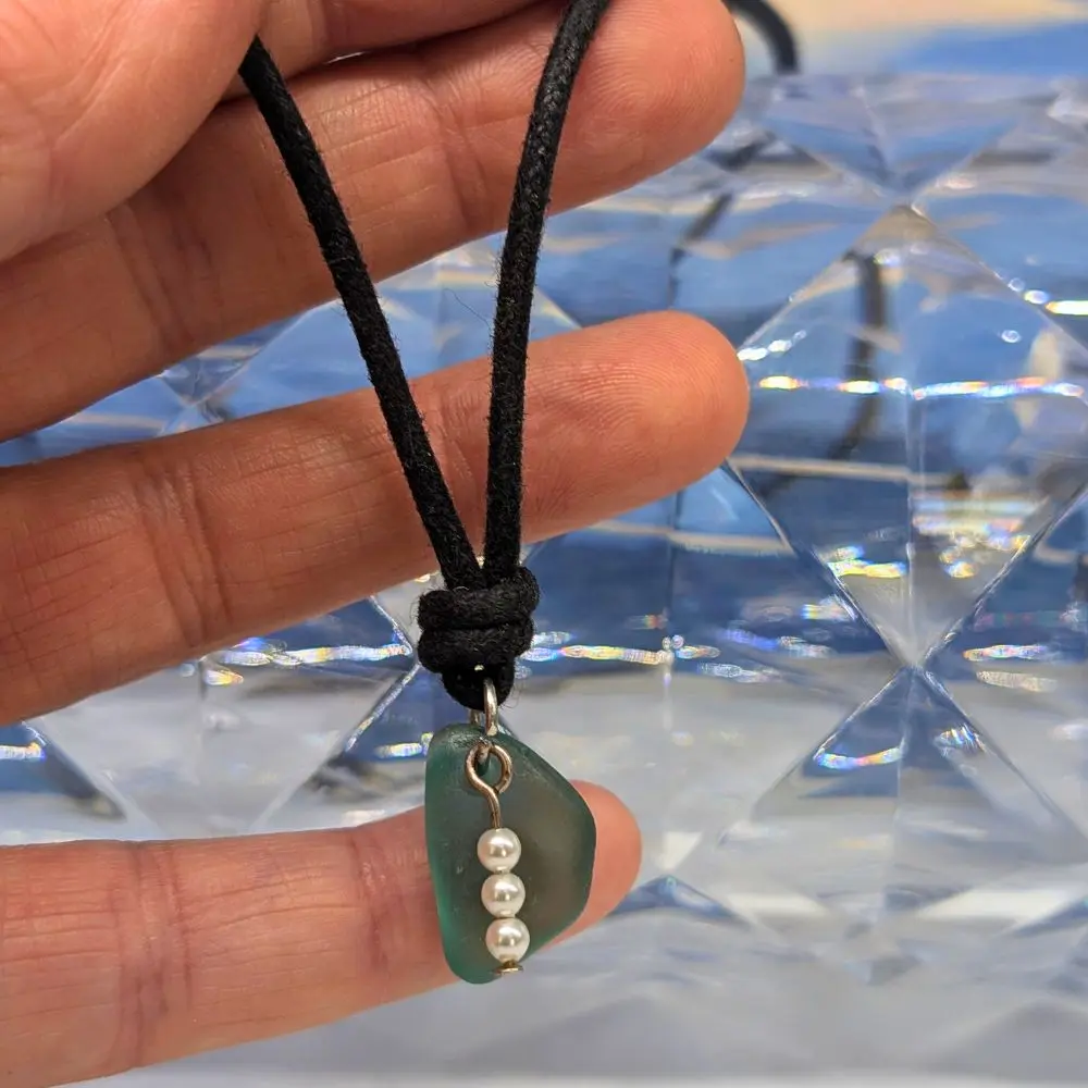 PETIT PENDENTIF PERLES SUR VERRE DE MER 2 petit pendentif trois perles et verre de mer