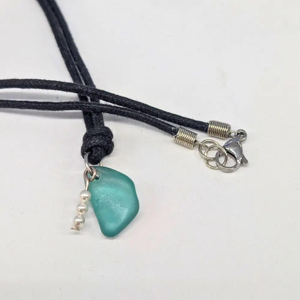 PETIT PENDENTIF PERLES SUR VERRE DE MER 3 petit pendentif perles blanches et verre poli
