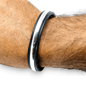 Bracelet demi jonc cuir et Argent 925 sur poignet d'homme